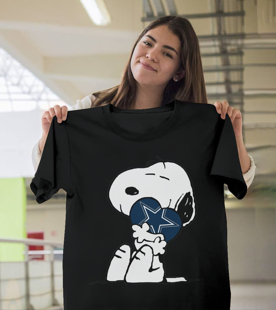 Snoopy Holding Dallas Cowboys Heart T-Shirt