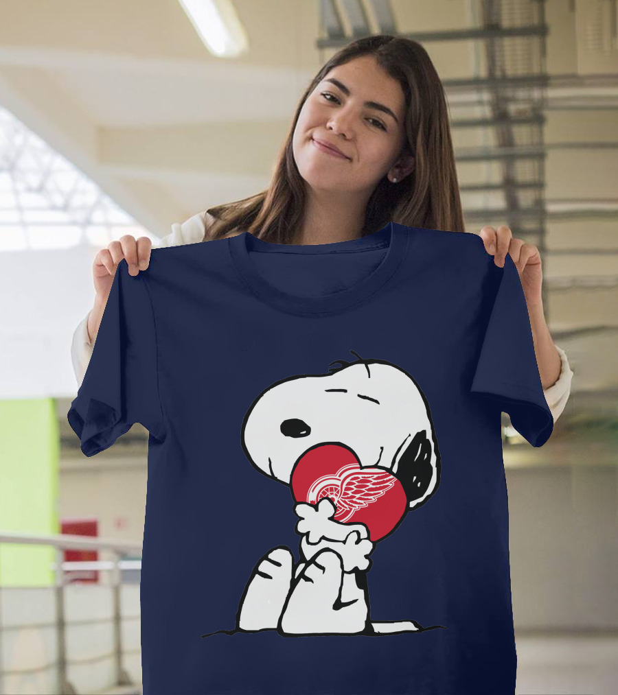Detroit Redwings Snoopy Hugging Heart T-Shirt