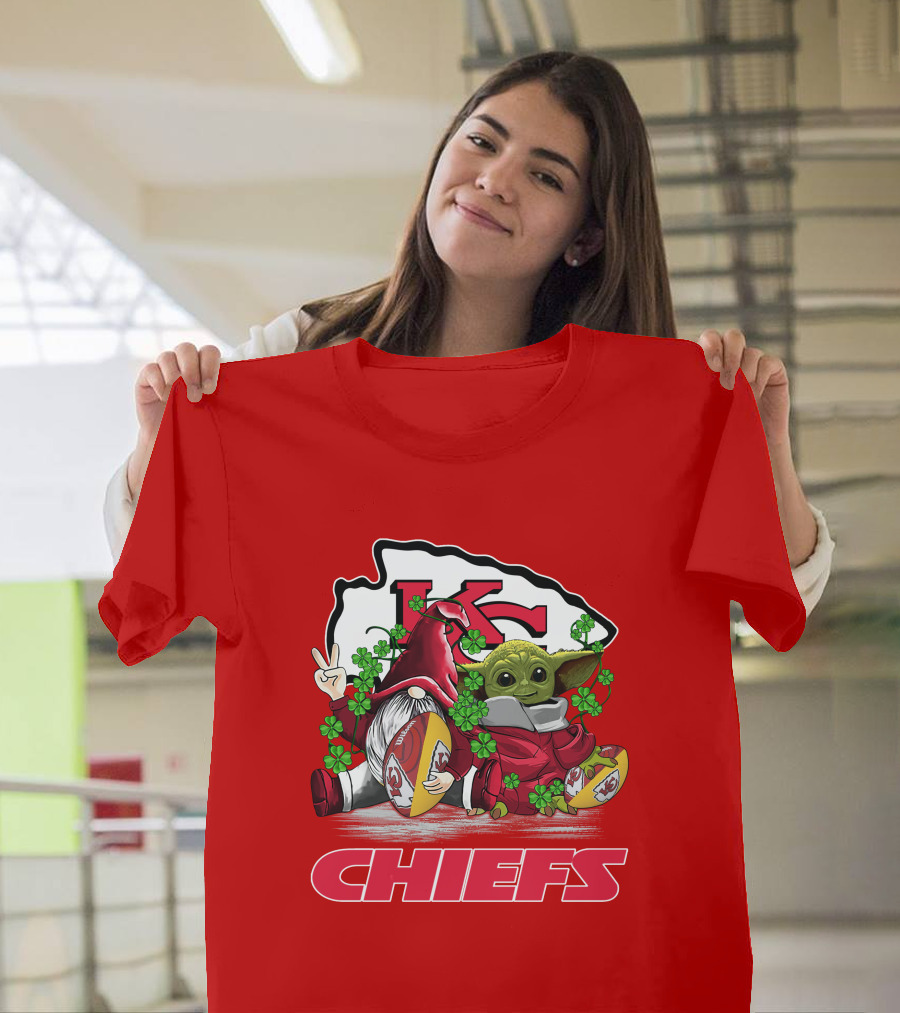 Kansas City Chiefs St. Patrick’s Day Baby Yoda And Gnome Football Shamrocks T-Shirt