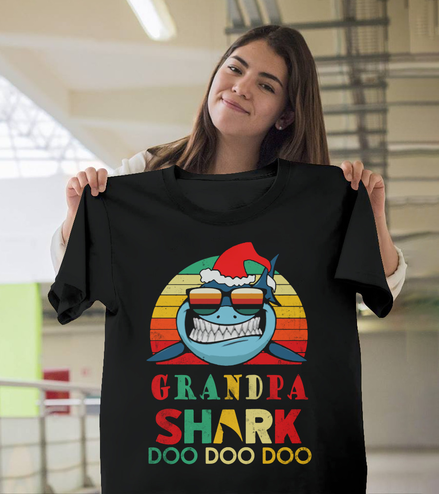 Grandpa Shark Doo Doo Doo Christmas Santa Hat Sunglasses Retro Vintage T-Shirt