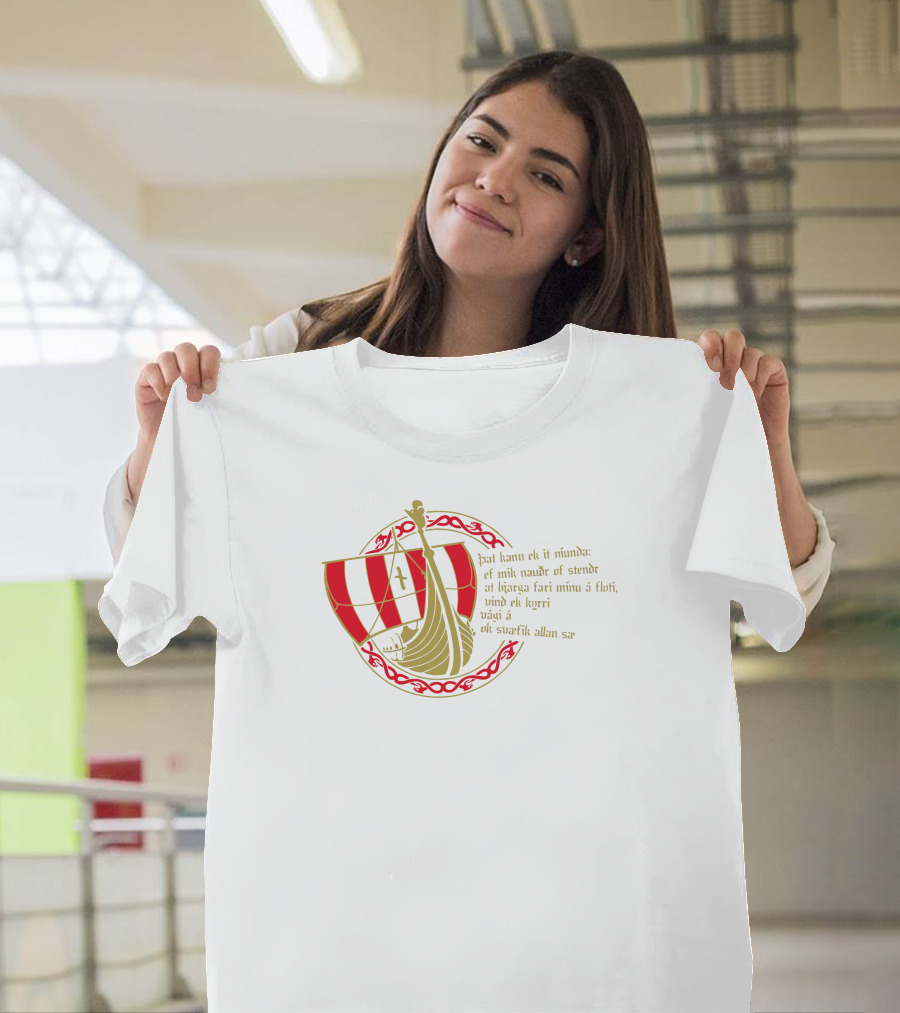 Drakkar Wikinger Schiff Odin Edda Rune Naudr þat Kann Ek Ið Níunda Ef Mik Nauðr Of Stendr At Bjarga Fari Minu á Floti Vind Ek Kyrri Vági á Ok Svæfik Allan Sæ T-Shirt