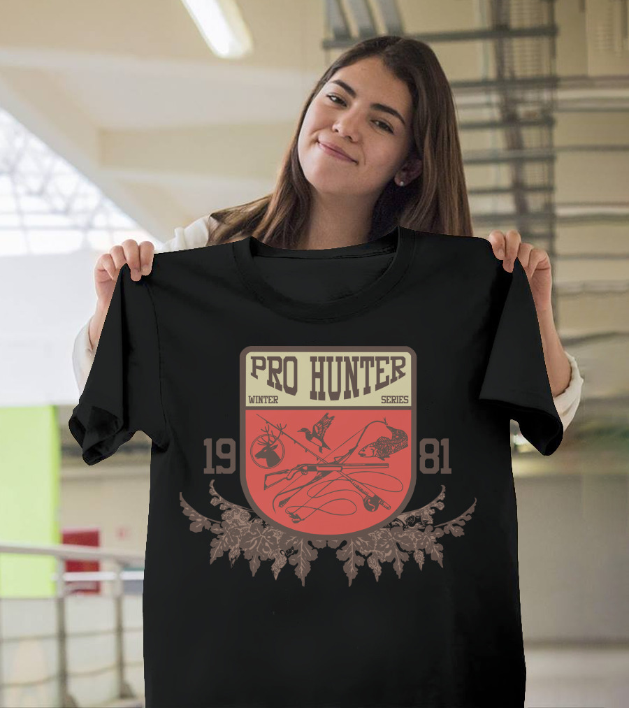Pro Hunter Winter Series 1981 Deer Bird Guns Bow Arrows T-Shirt