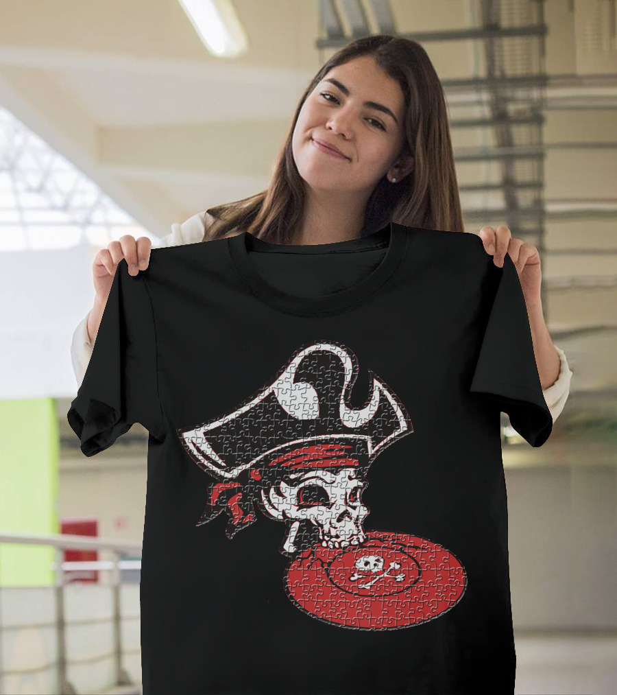 Pirate Skull with Frisbee Red Ultimate Disc Puzzle T-Shirt