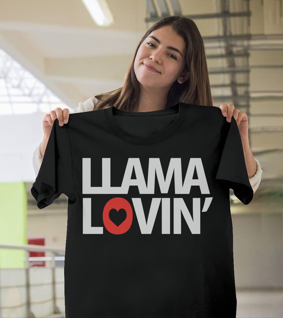 LLAMA LOVIN' Heart Symbol in T-Shirt