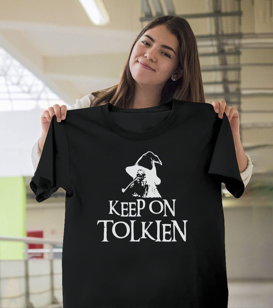 Keep On Tolkien Wizard Hat Smoking Pipe Motif T-Shirt