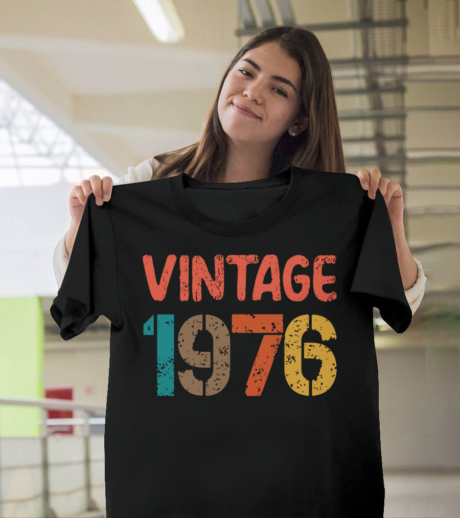 Vintage 1976 Retro Distressed Style Typography T-Shirt