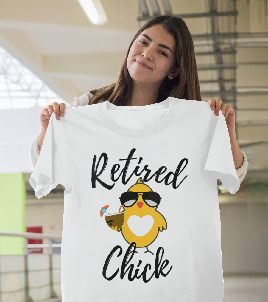 Retired Chick Funny Retirement Party Chicken Cute with Sunglasses and Drink T-Shirt