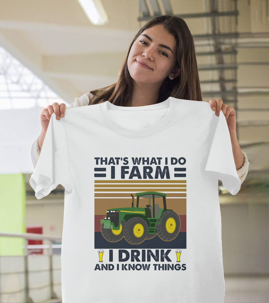 THAT'S WHAT I DO I FARM I DRINK AND I KNOW THINGS Tractor Beer T-Shirt