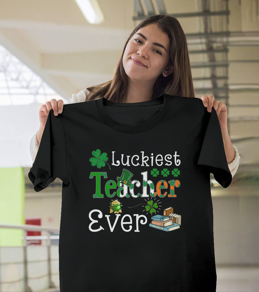 Luckiest Teacher Ever Shamrock Leprechaun Hat Books St Patrick's Day T-Shirt