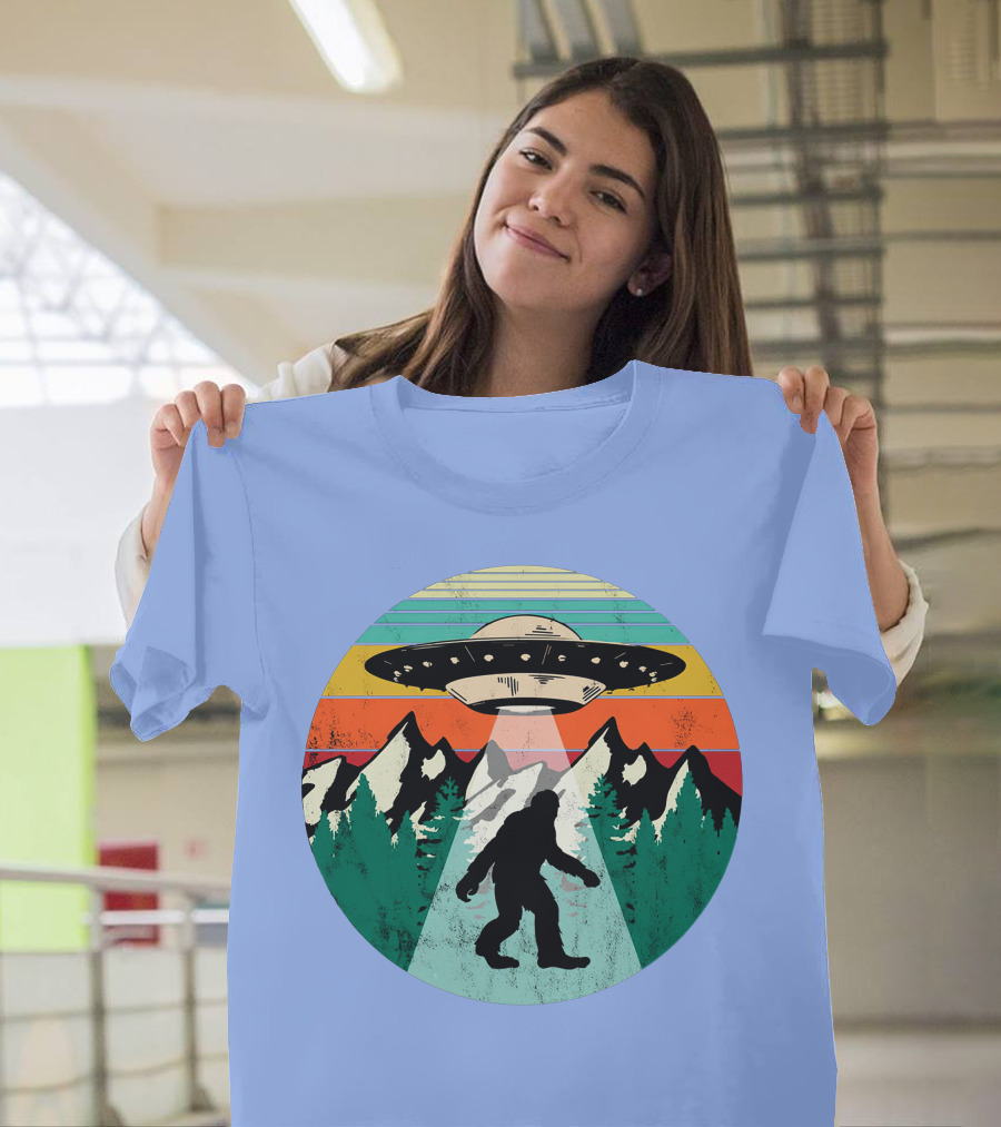 Bigfoot Funny UFO Alien Abduction Cryptozoology Sunset Retro Mountains T-Shirt
