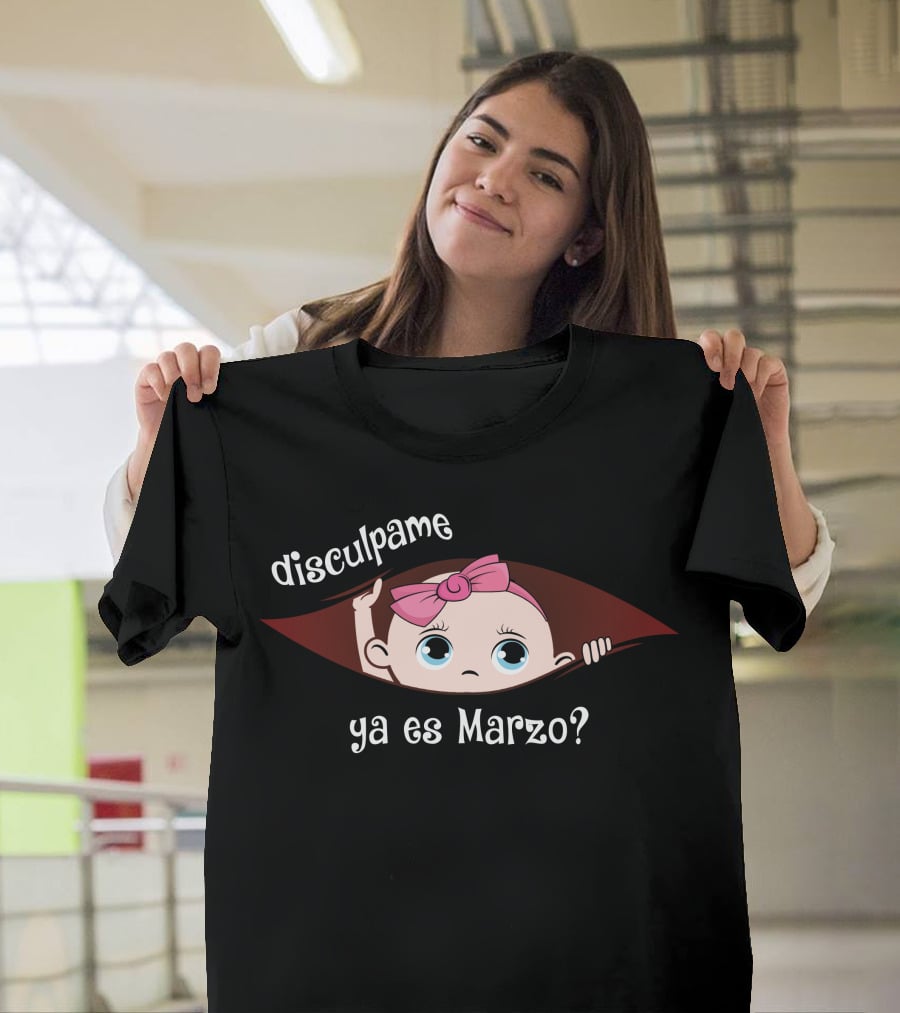 Disculpame Ya Es Marzo Bebé Con Lazo Rosado Peeking A Través De Un Agujero T-Shirt