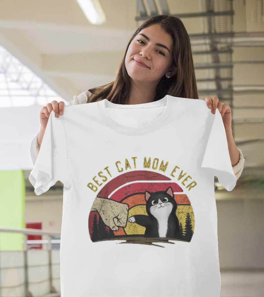 Best Cat Mom Ever Vintage Rainbow Sunset Fist Bump Cat T-Shirt