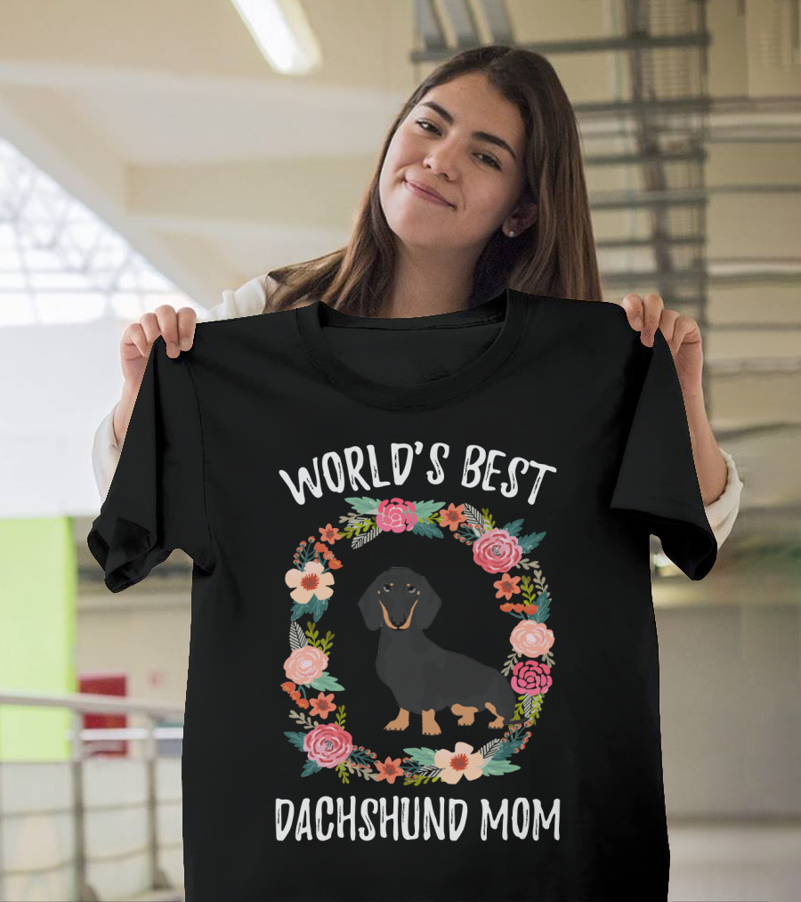 World's Best Dachshund Mom Black Dachshund Floral Wreath T-Shirt