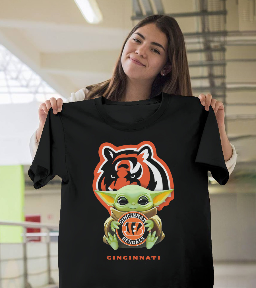 Cincinnati Bengals Baby Yoda Hugging Team Logo With Tiger Head Background T-Shirt