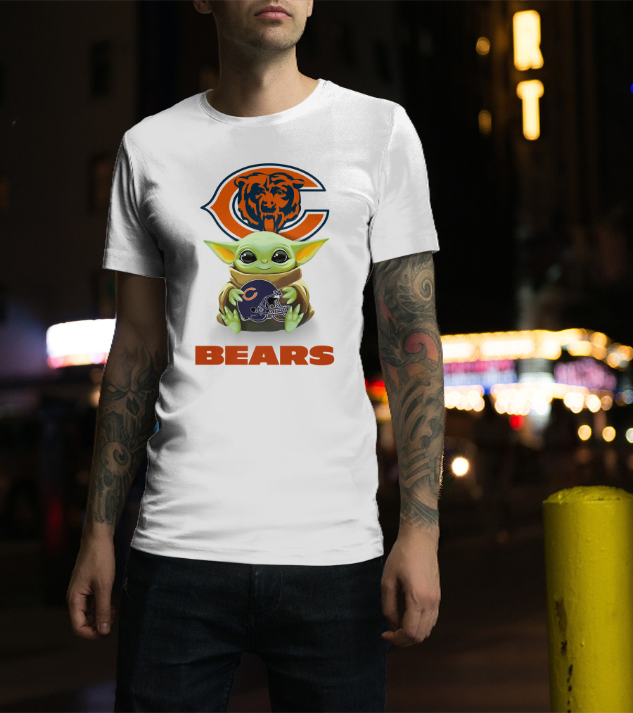 Star Wars Baby Yoda With Chicago Bears Helmet And Logo Bears T-Shirt