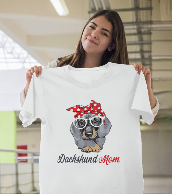Dachshund Mom With Red Polka Dot Bandana T-Shirt