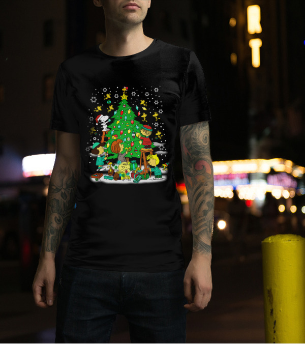 Peanuts Noel Christmas Tree Decorating With Snoopy And Friends T-Shirt