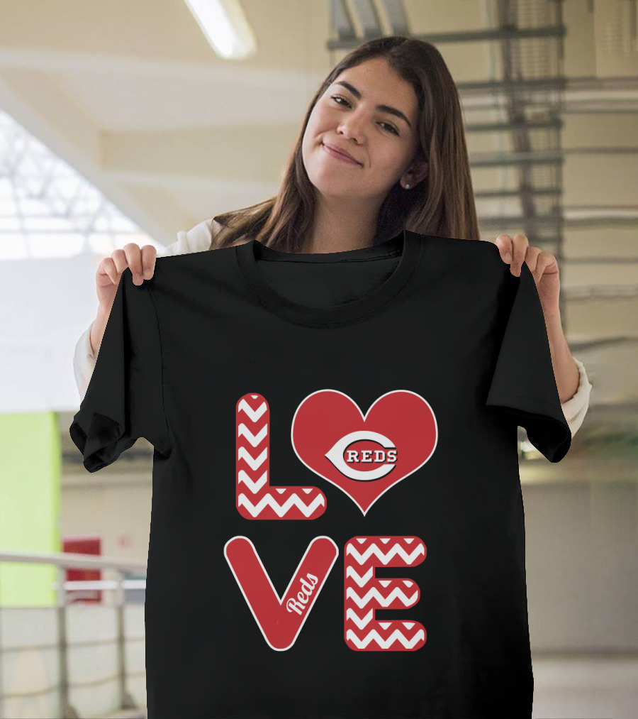 Love Cincinnati Reds Heart Logo Chevron Pattern Fans Baseball T-Shirt