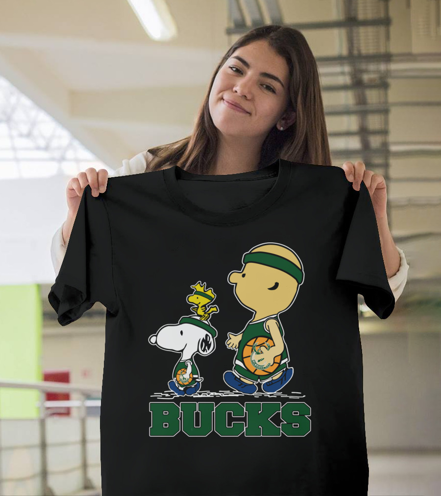 Snoopy Woodstock And Basketball Walking With Milwaukee Bucks Fans T-Shirt