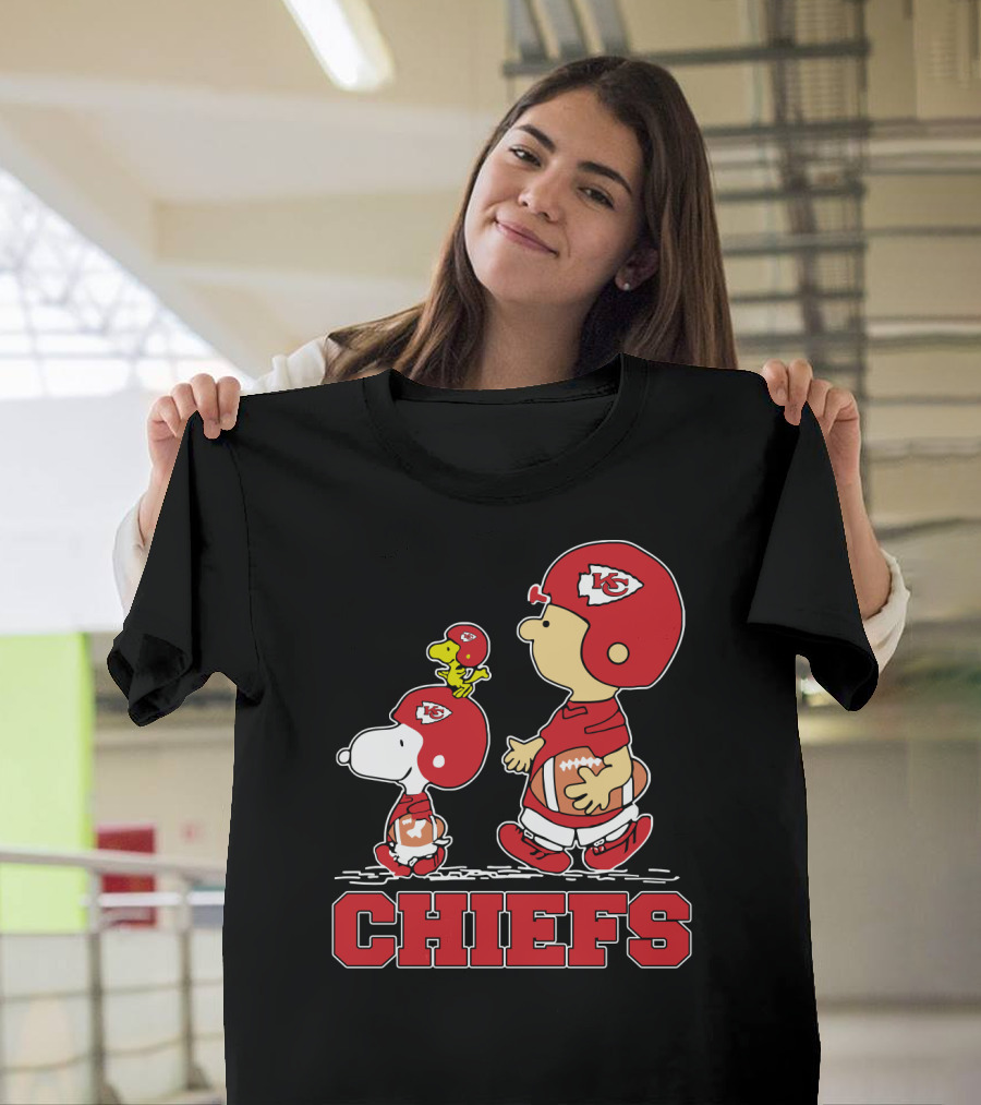 Snoopy Woodstock And Peanuts Characters With Kansas City Chiefs Football Helmets Chiefs Fans T-Shirt