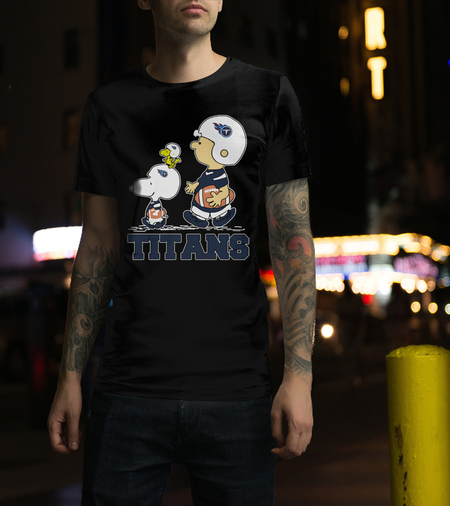 Snoopy And Woodstock With Tennessee Titans Helmets And Footballs T-Shirt