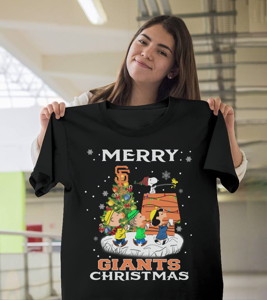 Merry San Francisco Giants Christmas Snoopy Woodstock Peanuts Tree Snowflakes T-Shirt