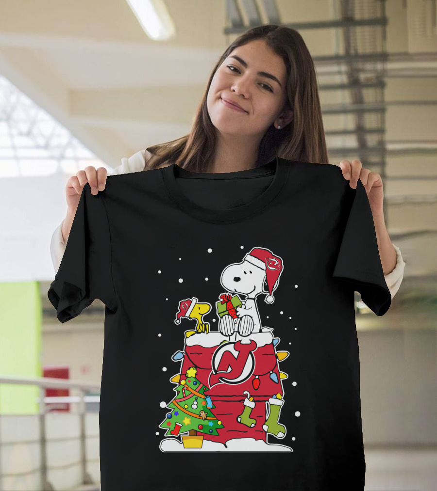 New Jersey Devils Snoopy Christmas Stockings And Gifts T-Shirt