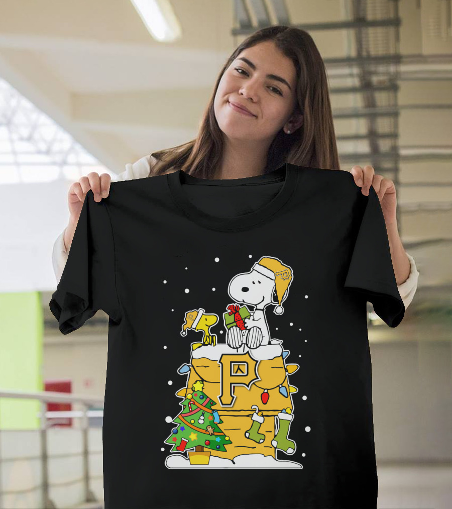 Pittsburgh Pirates Snoopy Christmas Celebration With Woodstock And Festive Tree T-Shirt