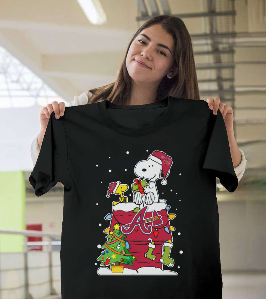 Atlanta Braves Snoopy Christmas Celebration With Woodstock And Gifts T-Shirt