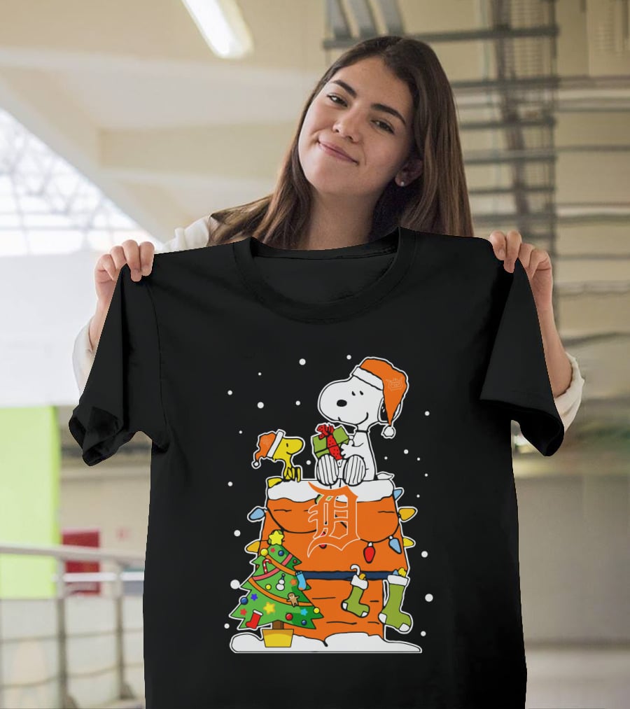 Snoopy And Woodstock Christmas Detroit Tigers Festive Scene T-Shirt