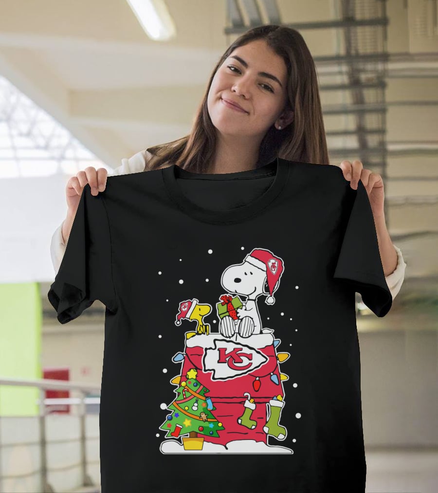 Kansas City Chiefs Snoopy Christmas Santa Hat Peanuts Woodstock Holiday Football T-Shirt