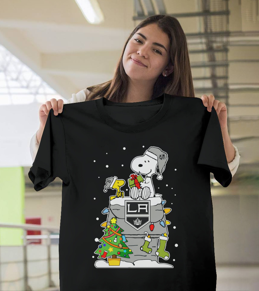 Los Angeles Kings Snoopy and Woodstock Christmas Gift Scene T-Shirt