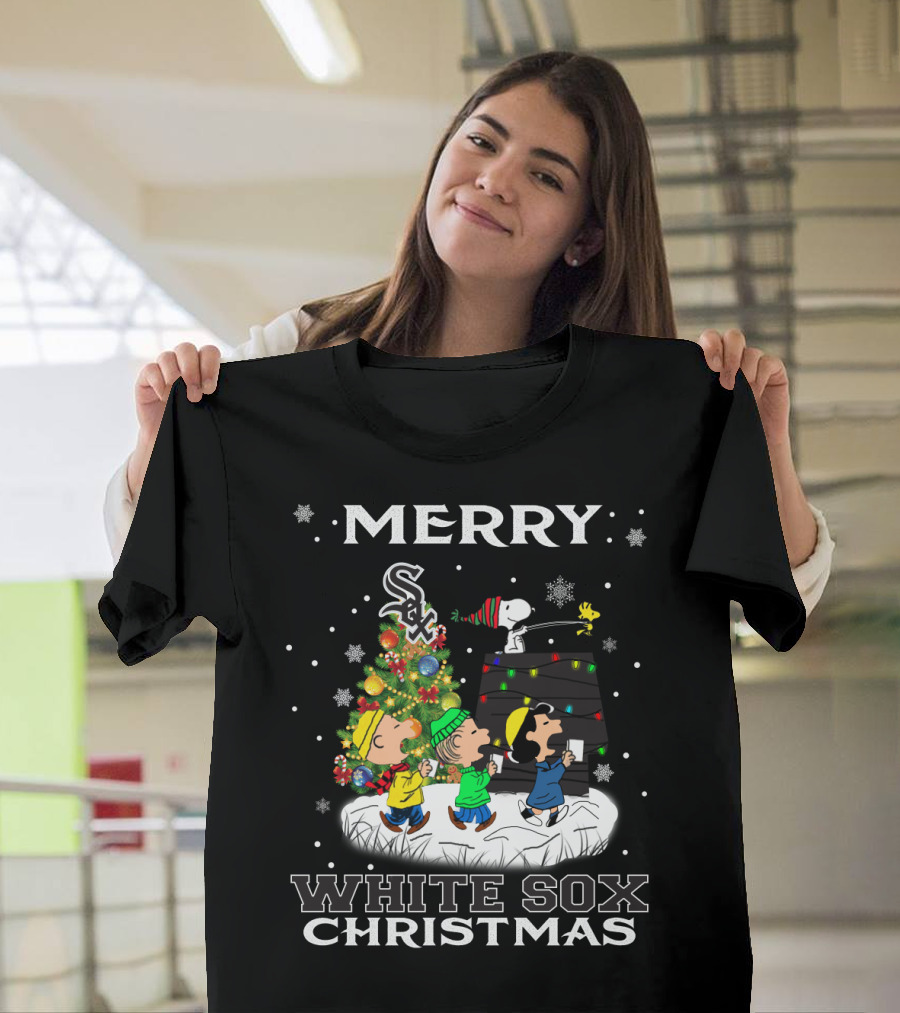 Merry Chicago White Sox Christmas Featuring Snoopy and Peanuts Characters T-Shirt