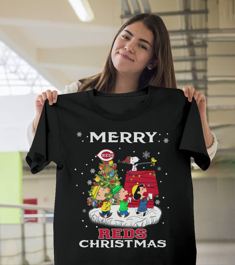 Merry Cincinnati Reds Christmas Featuring Snoopy And Peanuts Characters T-Shirt