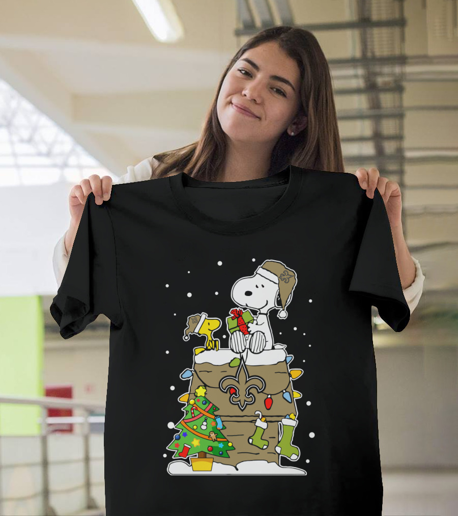 New Orleans Saints Snoopy Christmas Gift Decor With Doghouse And Stockings T-Shirt