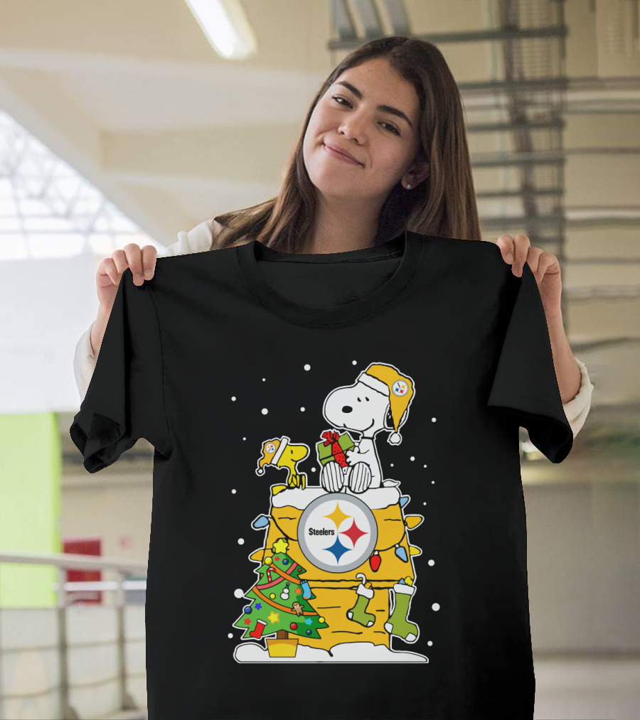 Pittsburgh Steelers Christmas Snoopy And Woodstock House With Holiday Decorations T-Shirt
