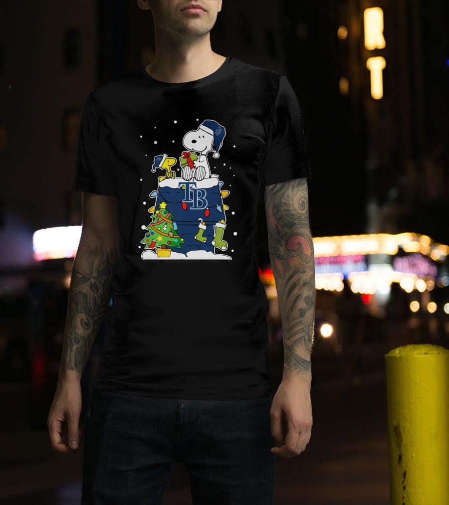 Tampa Bay Rays Snoopy Christmas Peanuts Gift Snowy Scene T-Shirt