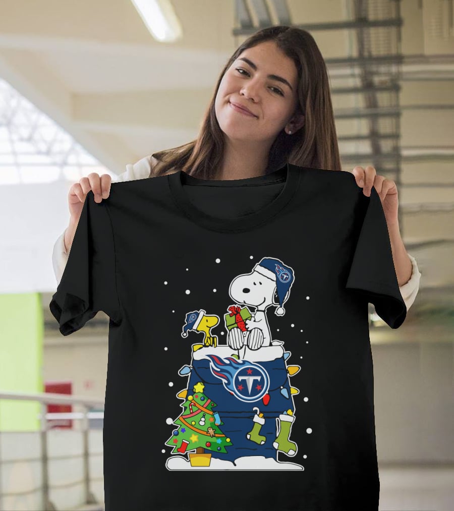 Tennessee Titans Snoopy Football Christmas Peanuts Holiday T-Shirt