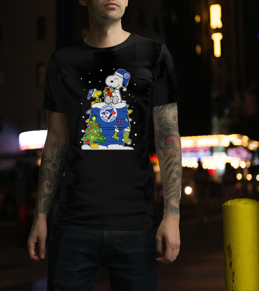 Toronto Blue Jays Snoopy Christmas Tree Gift Scene T-Shirt