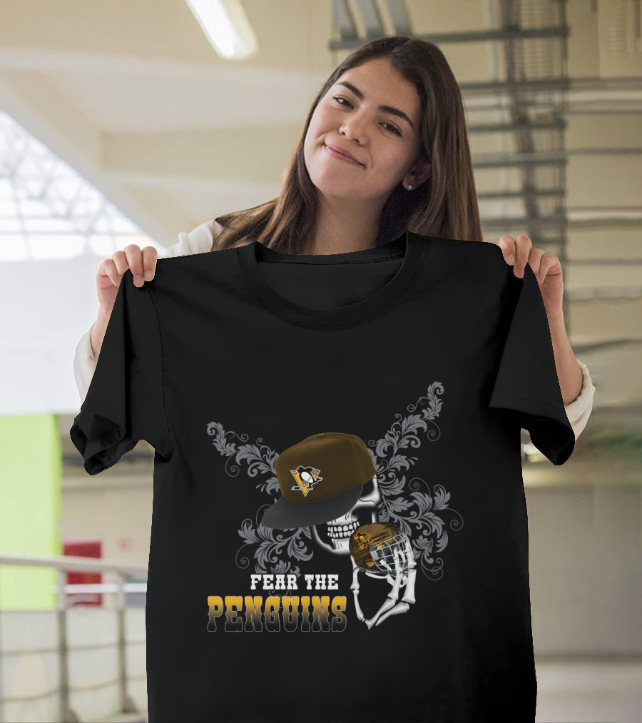 Pittsburgh Penguins Skull Holding Helmet With Logo And Fear The Penguins Text T-Shirt