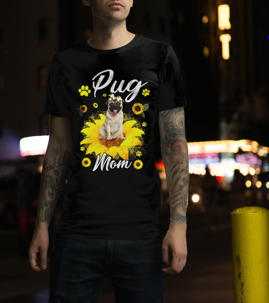Pug Mom Sunflower Dog Paw Graphics T-Shirt