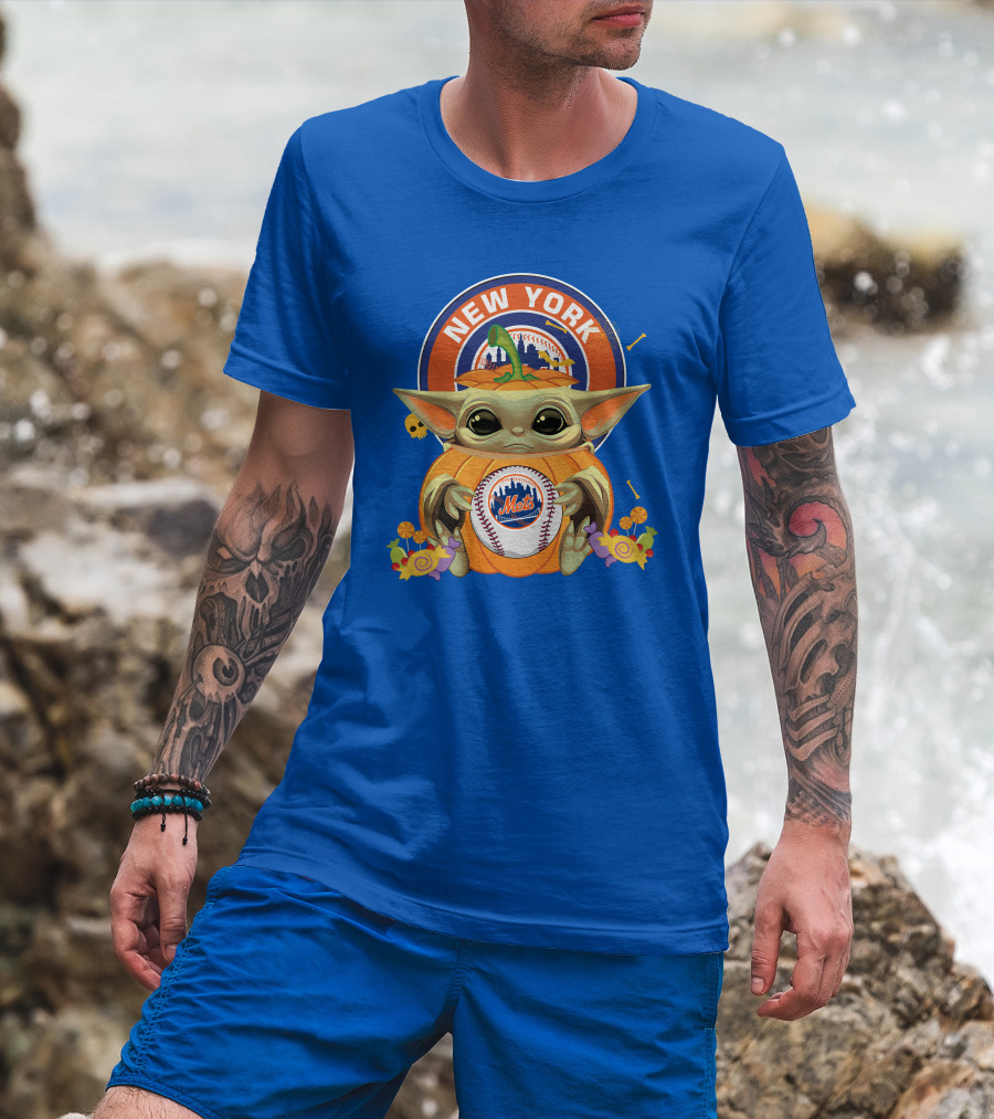 Halloween Pumpkin Baby Yoda Holding New York Mets Baseball With City Skyline T-Shirt