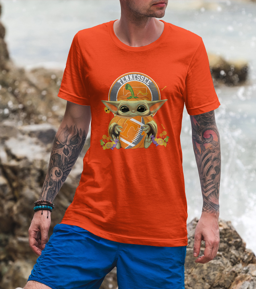 Tennessee Volunteers Halloween Pumpkin Baby Yoda Hug Football T-Shirt