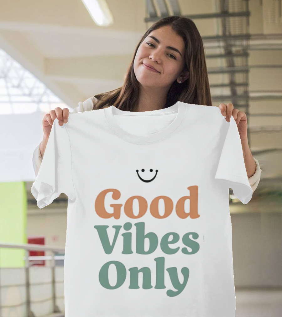 Good Vibes Only Retro Smile Iconic Phrase 70s Style T-Shirt