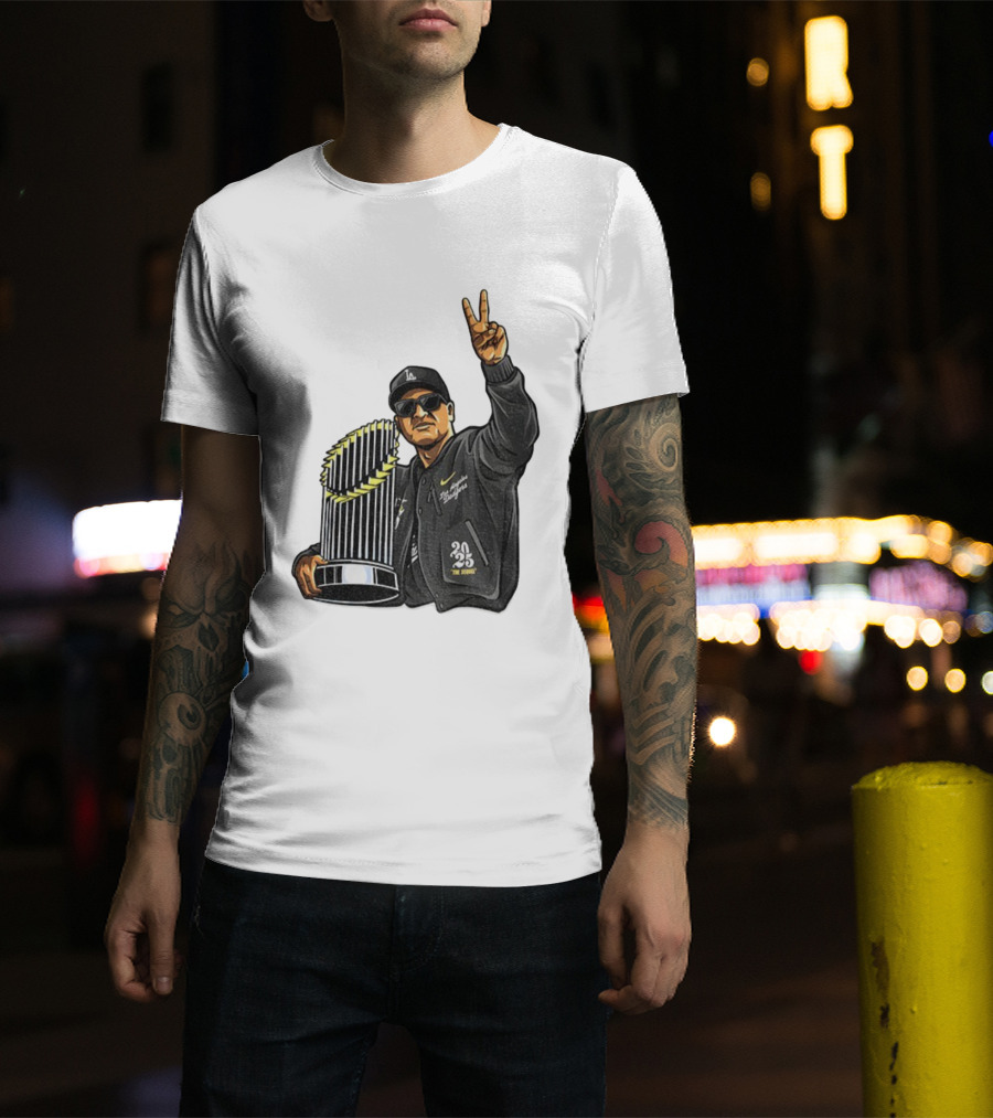 Dave Roberts Los Angeles Dodgers World Series Trophy 2025 Victory Sign T-Shirt