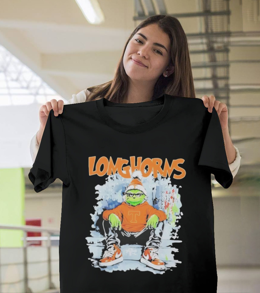 Texas Longhorns Christmas 2025 Grinch Sitting On Steps T-Shirt