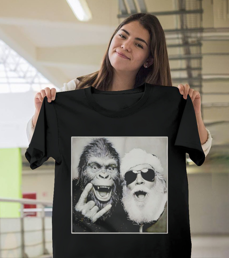 Santa Claus Selfie with Bigfoot Sasquatch Christmas Rock T-Shirt