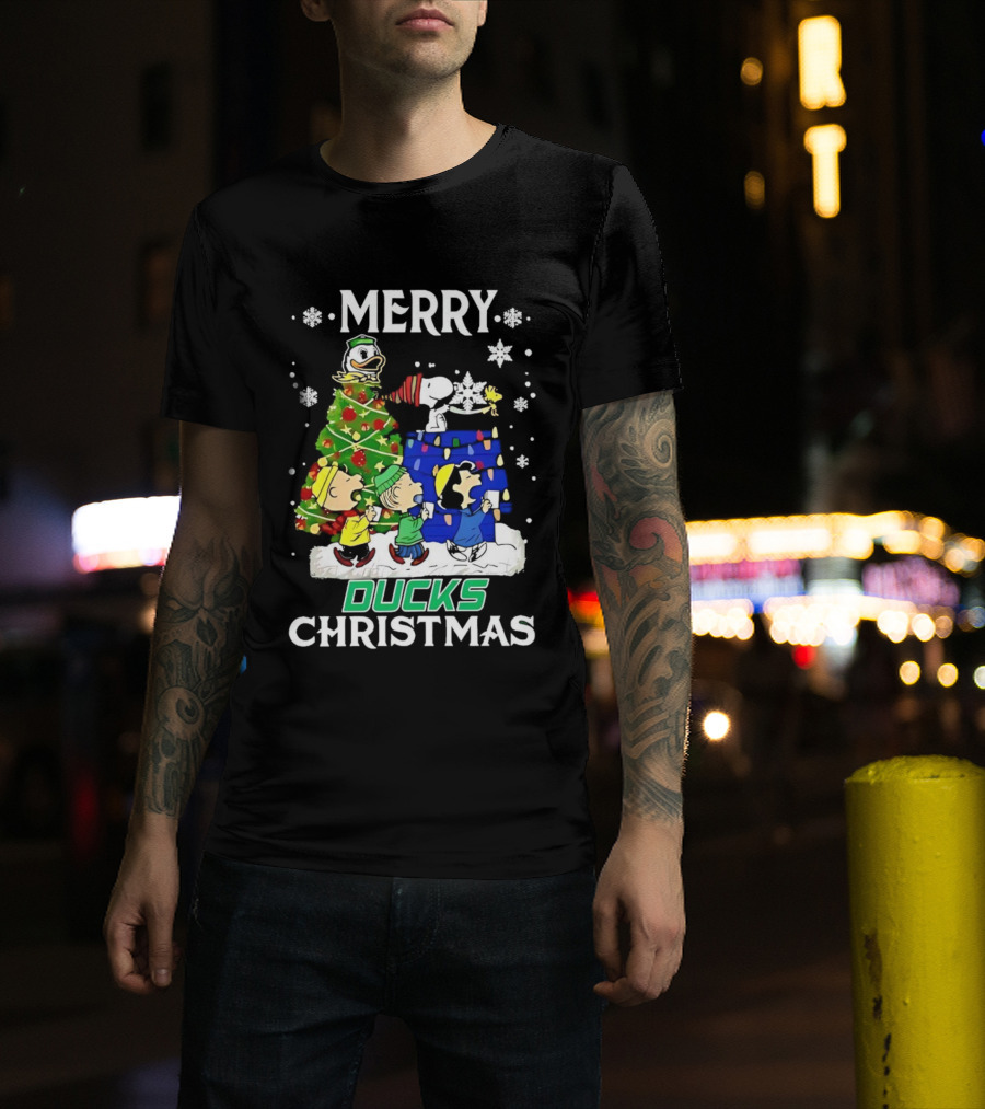 Merry Snoopy And Friends Oregon Ducks Christmas T-Shirt