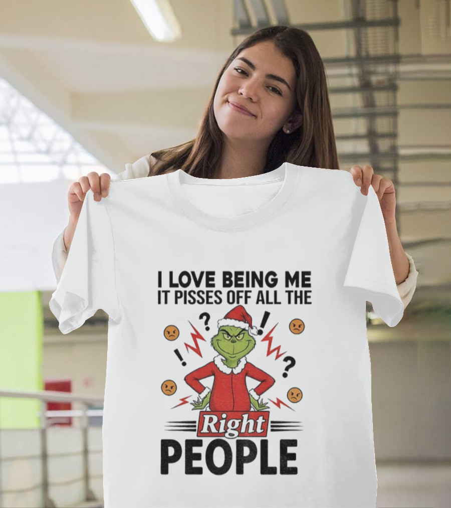Grinch Love Being Me Pisses Off All The Right People Merry Christmas T-Shirt
