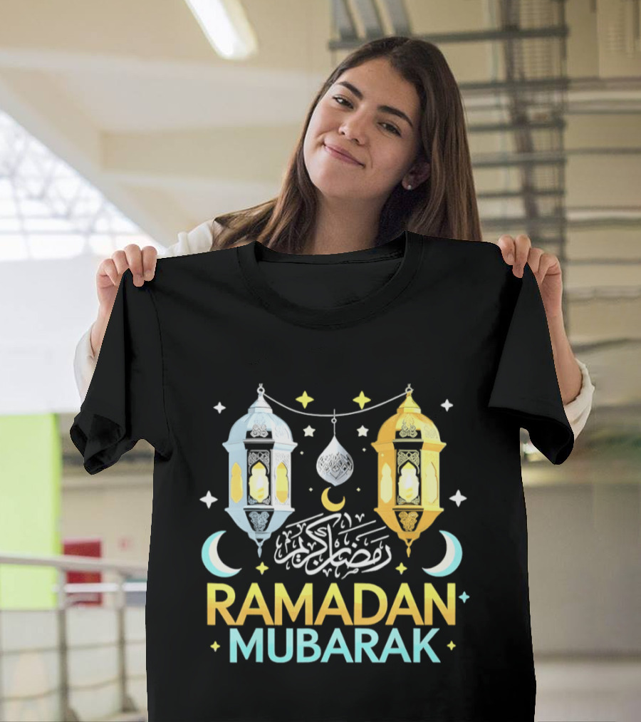 Ramadan Mubarak Arabic Script Lanterns And Crescent Moons T-Shirt